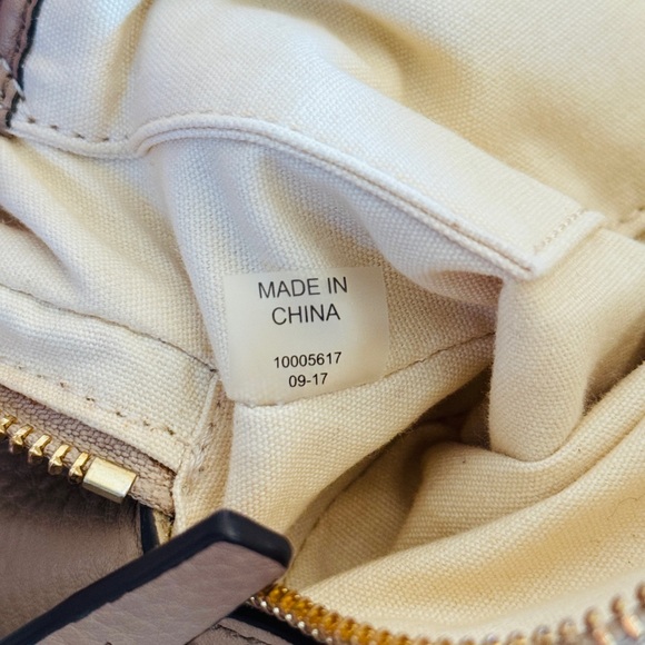 Tory Buch Model No 10005617crossbody bags used like new🎈 - Picture 13 of 17